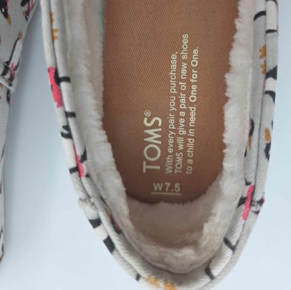 TOMS Alpargata Sz 7.5 Faux Fur Sherpa Lined Slip On Shoes Penquin Red Scarf EUC - Picture 7 of 8